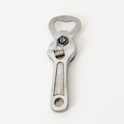 Set 12 magneti , model chei + desfacator suc/bere, H 11.5 cm, B.S.P. / CD 3482