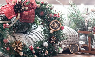 Crăciunul prinde viață cu ornamente și decorațiuni de sarbatoare